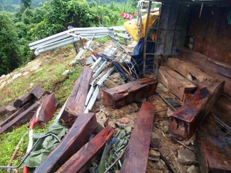 Thời điểm xảy ra tai nạn, trên xe chở khoảng 20 khối gỗ quý