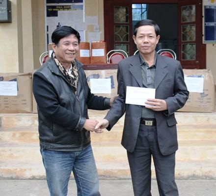 ...và 5 thùng quần áo với hàng ngàn cái