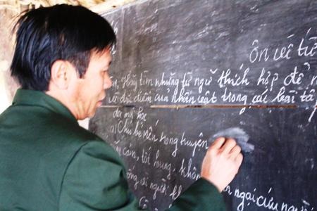 Lớp học tranh tre xiêu vẹo của các em học sinh nơi 