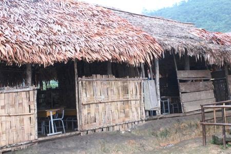 Lớp học tranh tre xiêu vẹo của các em học sinh nơi 