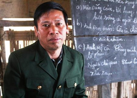 Thầy Đinh Văn Hướng với hơn 30 miệt mài gieo ước mơ con chữ học sinh con em đồng bào.