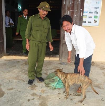 Lực lượng chức năng trao trả chó cho gia đình anh Trần Duy Đoàn
