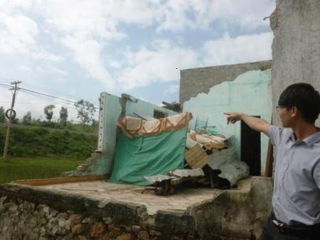 ...và biên bản hiện trường có dấu xác nhận của chính quyền địa phương 