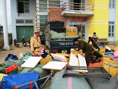 Bắt giữ cả ngàn ví da, thắt lưng... lậu trên xe tải