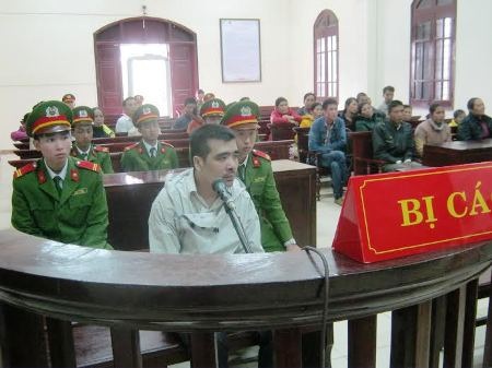 Vì cho rằng chia tiền công không đều, bị cáo Nguyễn Hồng Việt đã đánh bạn vỡ sọ não