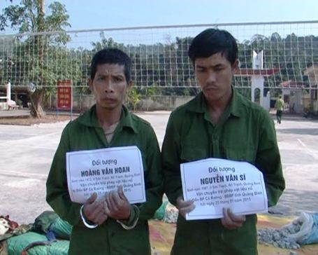 Mật phục vây bắt nhóm đối tượng gùi gần 7 tạ thuốc bom - 2 2 đối tượng bị bắt giữ tại cơ quan điều tra vì hành vi buôn bán và vận chuyển chất nổ trái phép