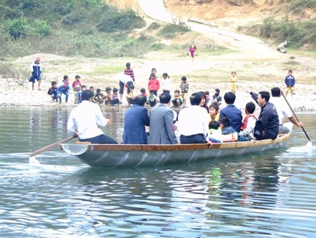 Có đò mới, các em học sinh và bà con nơi đây sẽ qua sông an toàn hơn.
