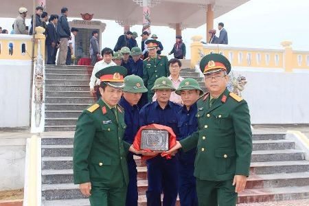 An táng 3 hài cốt liệt sĩ có tên nhưng không rõ quê quán - 1 Lễ an táng 3 hài cốt liệt sĩ tại nghĩa trang liệt sĩ xã Phúc Trạch
