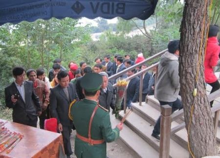 Hà Nội: Dòng người xếp hàng viếng Đại tướng Võ Nguyên Giáp - 10 Tính đến 14h chiều nay (22/12), đã có 98 đoàn với hơn 2 ngàn người đến dâng hương Đại tướng.
