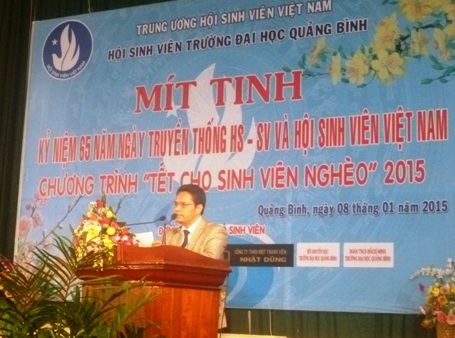 ĐH Quảng Bình trao quà đến sinh viên nghèo vượt khó