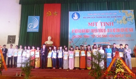 Trao 64 suất học bổng đến các sinh viên có hoàn cảnh đặc biệt khó khăn biết vươn lên trong học tập.