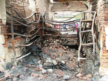 Gian hàng của ông Bình bị cháy trơ trụi