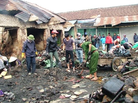 Các lực lượng chức năng đang phối hợp với người dân khẩn trương khắc phục sự cố sau đám cháy