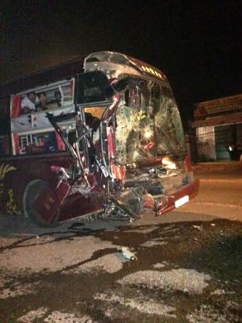 Sau cú tông mạnh, chiếc xe khách phần đầu bị biến dạng hoàn toàn
