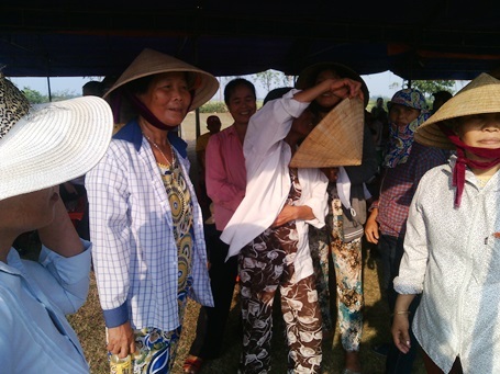 Rất đông người dân đã đến đây từ rất sớm để cổ vũ cho các VĐV tham gia thi đấu