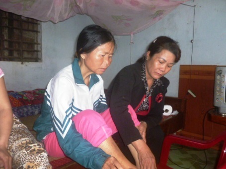 Vụ sập giàn giáo: Vùng quê nghèo đón 7 người con xấu số - 1 Bà Hiểu đau đớn khi mất đi đứa con trai trụ cột của gia đình.