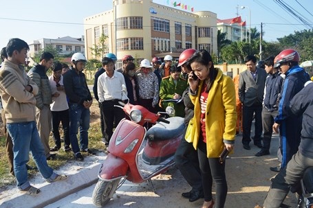 Xe máy đang chạy bỗng nhiên phát hỏa - 2 Bốc cháy bất ngờ, chiếc xe như bị thiêu rụi hoàn toàn