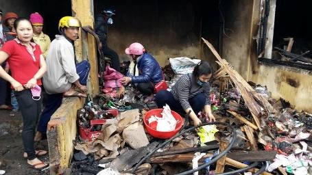 Cận cảnh vụ cháy gây thiệt hại 50 tỉ đồng tại chợ Ba Đồn - 11 Tiểu thương cố gắng thu dọn những gì còn sót lại sau đám cháy