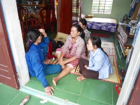 Chị Nguyễn Thị Hiền đau lòng trước cái chết của chồng.