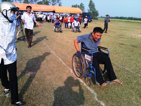 Dưới cái nắng chói chang nhưng tinh thần thi đấu của các VĐV diễn ra rất quyết liệt