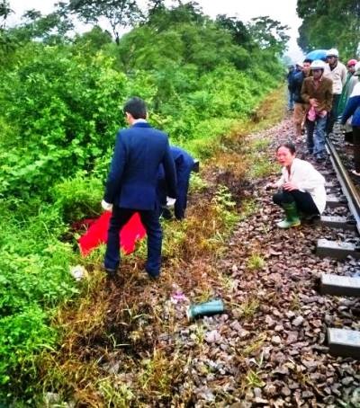 3 người tử vong vì tai nạn đường sắt - 2 Rất đông người dân chứng kiến vẫn chưa hết bàng hoàng sau vụ việc