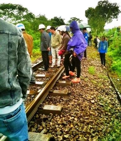 3 người tử vong vì tai nạn đường sắt - 1 Rất đông người dân chứng kiến vẫn chưa hết bàng hoàng sau vụ việc
