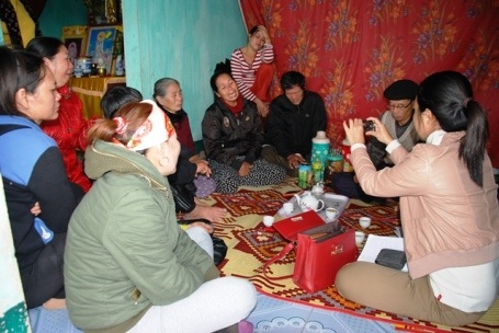 Đông đảo bà con, láng giềng bỏ dở công việc sang nhà thuyền viên Hữu 