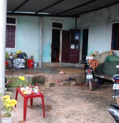 Mọi người lập bàn thờ 