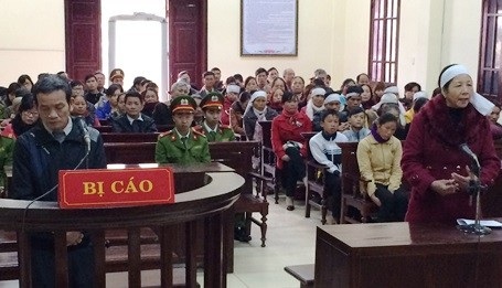 Ngồi tù vì nửa bao xi măng - 1 Tại phiên tòa, bị cáo Lê Bá Lới tỏ ra rất hối hận trước hành động thiếu kiềm chế của mình