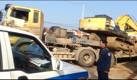 Nhóm “xã hội đen” cản trở thanh tra giao thông “giải vây” cho xe quá tải - 2 Nhóm “xã hội đen” cản trở thanh tra giao thông “giải vây” cho xe quá tải