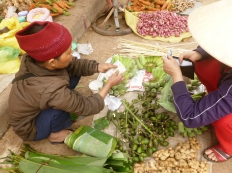 Khan hàng, cau trầu “đội giá” gấp chục lần trong ngày giáp Tết - 2 Nhiều khách hàng giật mình bởi giá trầu cau tại thời điểm này tăng vùn vụt