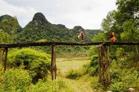 Băng qua cầu gỗ ở Tân Hóa