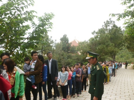 50.000 lượt người viếng mộ Đại tướng Võ Nguyên Giáp ngày đầu năm - 2 Dòng người đổ về viếng mộ Đại tướng mỗi lúc một đông