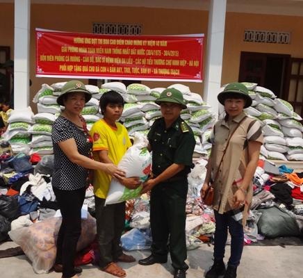 Nhà tài trợ trao quà cho các em học sinh ở xã miền núi đặc biệt khó khăn Thượng Trạch.