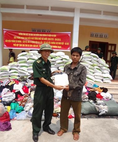 Với các em học sinh và bà con đồng bào ở Thượng Trạch, một gói mì tôm cũng đã làm họ thấy ấm lòng