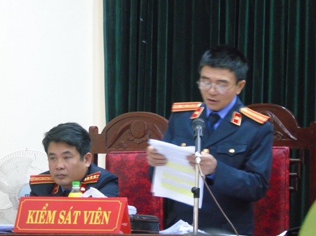 Đại diện VKSND tỉnh Quảng Bình Phạm Hữu Võ phân tích hành động phạm tội của các bị cáo tại tòa