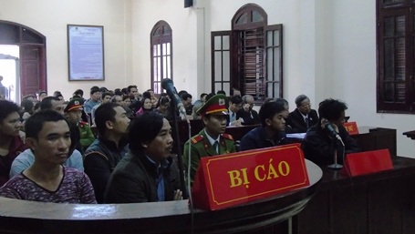 Sự lo lắng hiện hữu trên khuôn mặt các bị cáo và người thân