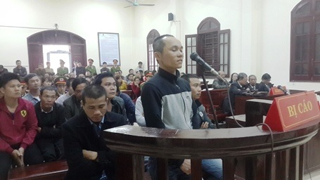 Vụ “Cướp gỗ huê” tại VQG Phong Nha - Kẻ Bàng: Kháng nghị tăng hình phạt - 1 Các bị cáo đưa ra xét xử tại TAND tỉnh Quảng Bình hôm 9/2