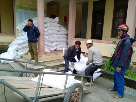 Cấp phát gạo ở thị xã Ba Đồn