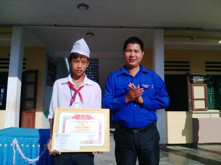 Khen thưởng học sinh nhặt được của rơi tìm người trả lại