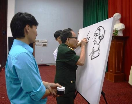 Họa sĩ, Anh hùng LLVTND, Đại tá Lê Duy Ứng vẽ chân dung Bác Hồ và Đại tướng Võ Nguyên Giáp.