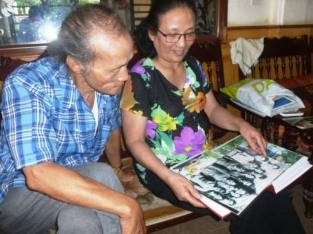 Bà Ngô Tú Khánh cùng chồng đang ôn lại chuyện xưa