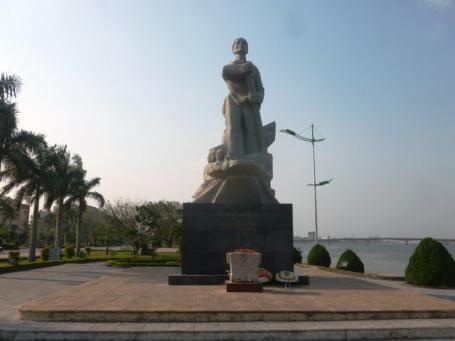 Tượng đài Mẹ Suốt, nơi hứng chịu từng trận mưa bom, bão đạn của giặc Mỹ