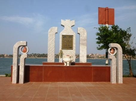 Bên dòng sông
Nhật Lệ hôm nay có tấm bia tưởng niệm những nạn nhân trong trận ném
bom lịch sử.