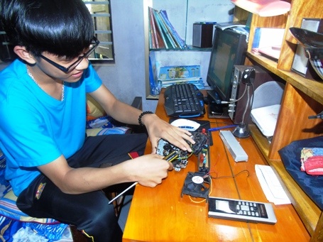 Em Nguyễn Ngọc Đạt chia sẻ về sản phẩm hệ thống đèn giao thông thông minh của mình cho PV