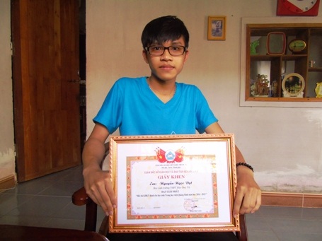 Em Nguyễn Ngọc Đạt chia sẻ về sản phẩm hệ thống đèn giao thông thông minh của mình cho PV