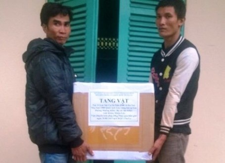 Bắt 2 người Lào vận chuyển 1000 quả pháo lậu qua biên giới - 1 2 đối tượng người Lào cùng tang vật tại cơ quan điều tra