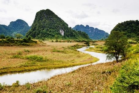 Nét hoang sơ ở sông Rào Nan nhìn từ Tân Hóa