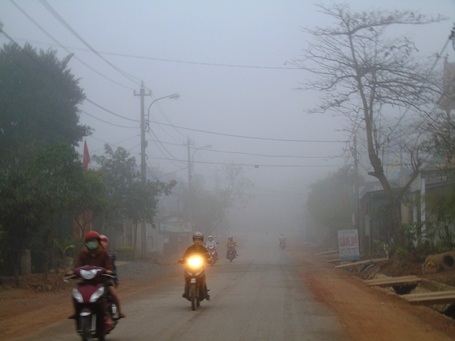 Sương mù xuất hiện dày đặc tại Quảng Bình - 2 Sau kì nghỉ Tết Nguyên đán, nhiều tuyến đường ở TP Đồng Hới ngập trong sương mù