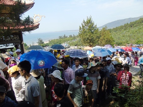 Hơn 7 vạn lượt người viếng mộ Đại tướng Võ Nguyên Giáp dịp lễ 30/4 - 8 Dù ra Bắc hay vào Nam, từng dòng người vẫn ghé qua Vũng Chùa - Đảo Yến để viếng mộ Đại tướng